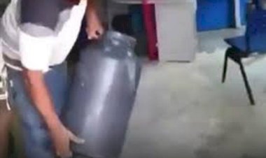 Região: Em protesto, produtores despejam leite perdido na porta da Enel de Palmeiras de Goiás