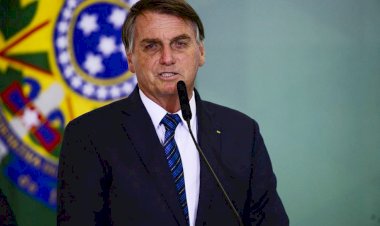 Bolsonaro diz que troca na Petrobras é natural e prega previsibilidade