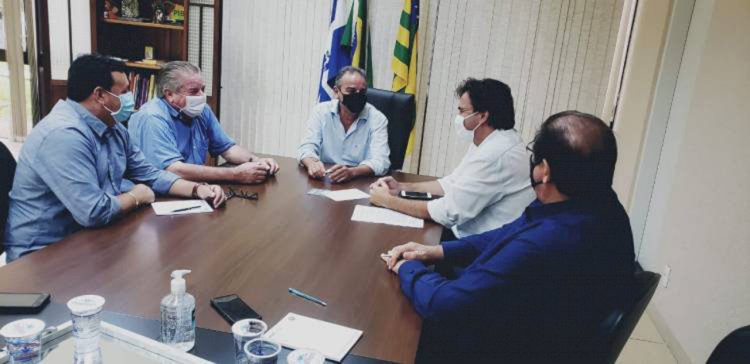Prefeito Humberto Machado assina convênio que viabiliza pavimentação da GO 180