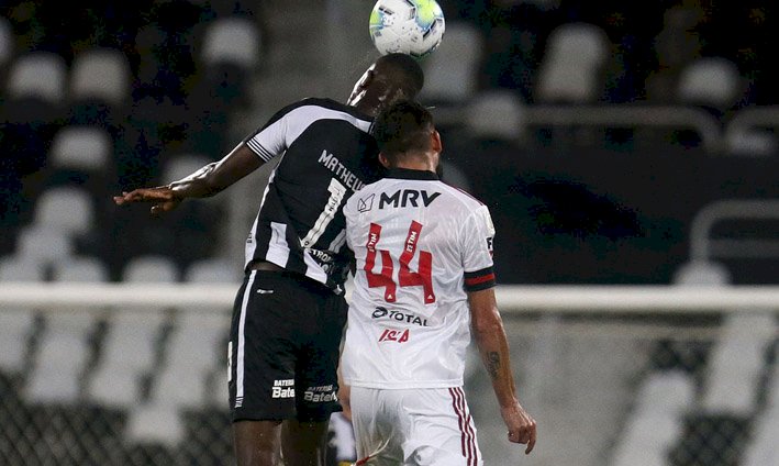 Flamengo enfrenta Botafogo em busca da liderança do Carioca