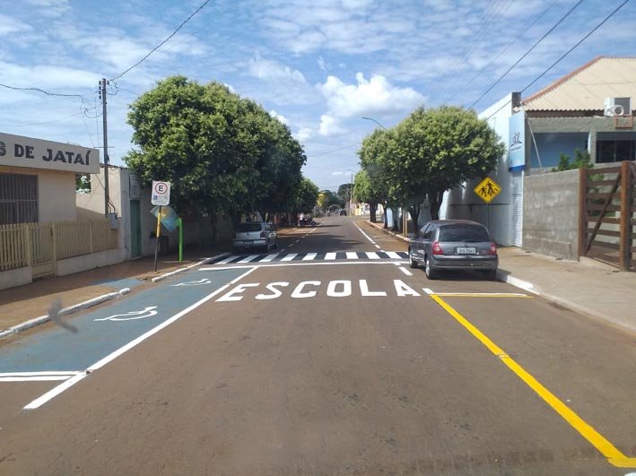Rua Miranda de Carvalho recebe melhorias na sinalização