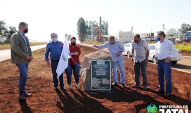 Prefeito descerra placa inaugural da Avenida Central do Distrito Industrial