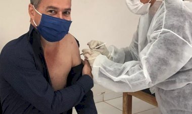 Serranópolis: Prefeito Tárcio Dutra recebe primeira dose da vacina contra a covid-19