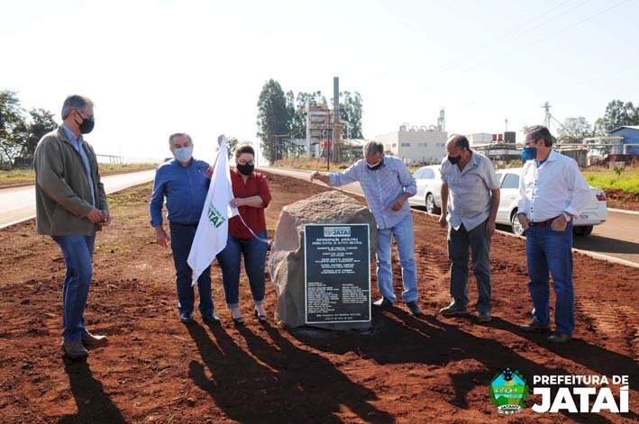 Prefeito descerra placa inaugural da Avenida Central do Distrito Industrial