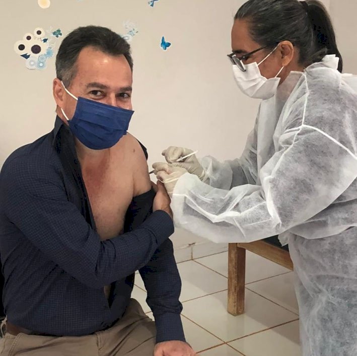 Serranópolis: Prefeito Tárcio Dutra recebe primeira dose da vacina contra a covid-19