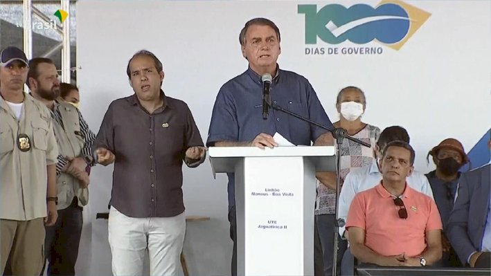 Preço do botijão vai cair pela metade “se Deus quiser”, declara Bolsonaro
