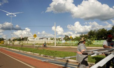 Prefeitura realiza implantação de novos de postes de iluminação no setor Brisas