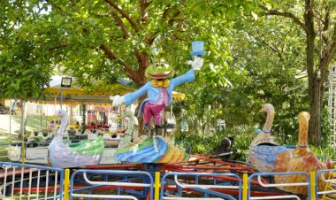 Praça Tenente Diomar Menezes recebe decorações e brinquedos para o natal 2021