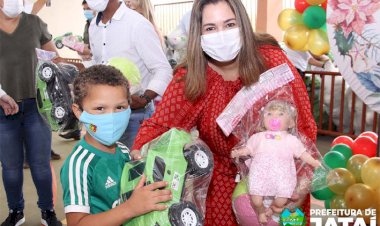 NATAL 2021: Prefeitura e OVG entregam brinquedos a alunos da Escola Municipal Maria Teodora