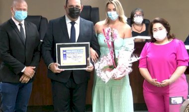Cristiano Castro recebe título de cidadão jataiense
