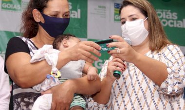 Governador Ronaldo Caiado e Prefeito Humberto Machado realizam entrega de cartões do programa Mães de Goiás