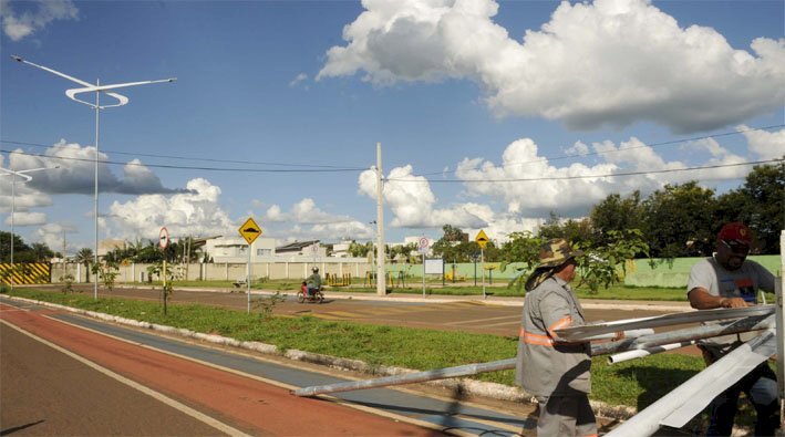 Prefeitura realiza implantação de novos de postes de iluminação no setor Brisas