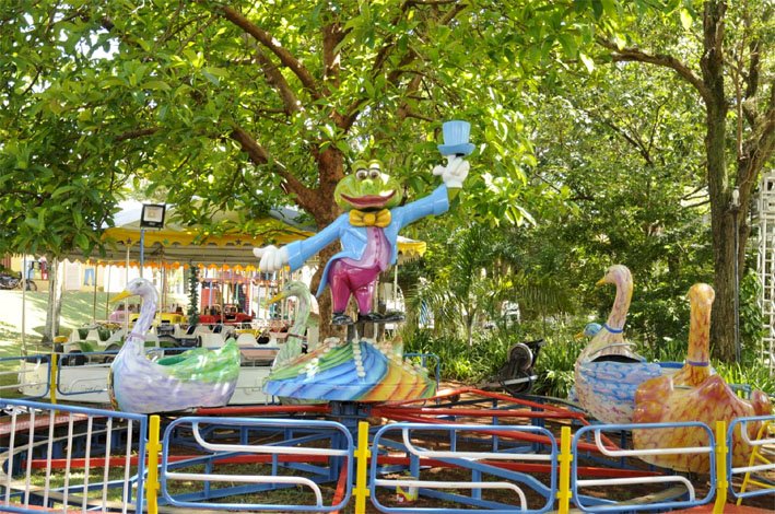 Praça Tenente Diomar Menezes recebe decorações e brinquedos para o natal 2021