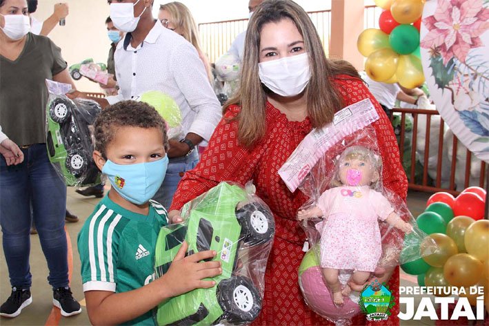 NATAL 2021: Prefeitura e OVG entregam brinquedos a alunos da Escola Municipal Maria Teodora