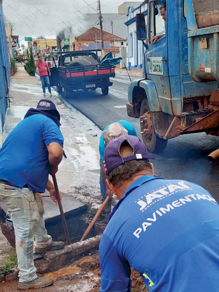 OBRAS: Prefeitura realiza manutenções em bocas de lobo e recapeamento na Avenida Brasil