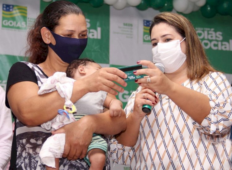 Governador Ronaldo Caiado e Prefeito Humberto Machado realizam entrega de cartões do programa Mães de Goiás