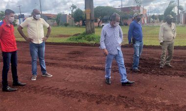 Prefeito Humberto Machado visita obras de construção do estacionamento para feirantes