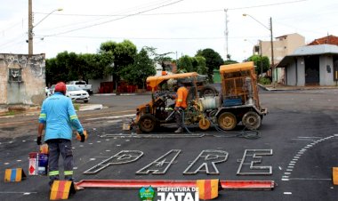 Rua Deputado Honorato de Carvalho recebe nova sinalização horizontal