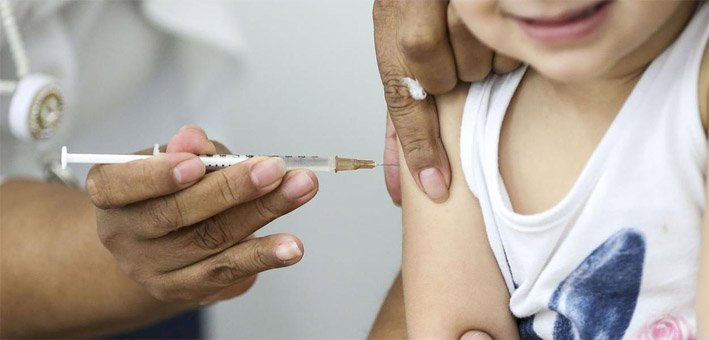 Pais que negarem vacinação infantil podem receber multa ou perder a guarda dos filhos