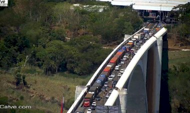Fila com 3,5 mil caminhões permanece na fronteira de Foz do Iguaçu