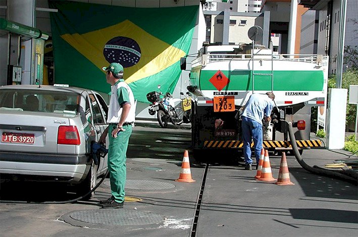 Governadores apoiam pacote legislativo para contenção de preços dos combustíveis