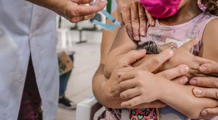 Pai é ameaçado após vacinar a filha escondido da mãe