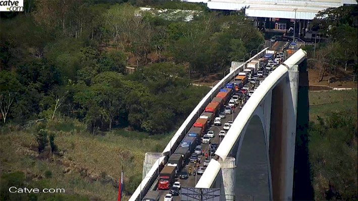 Fila com 3,5 mil caminhões permanece na fronteira de Foz do Iguaçu