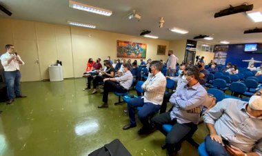 Diretoria da Saneago reúne-se com vereadores e representantes do executivo