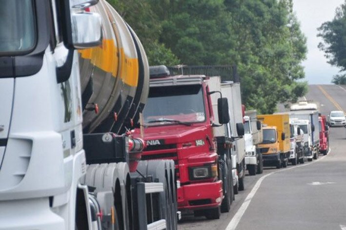 Caminhoneiros reagem à mega-alta do diesel: “O Brasil vai parar”