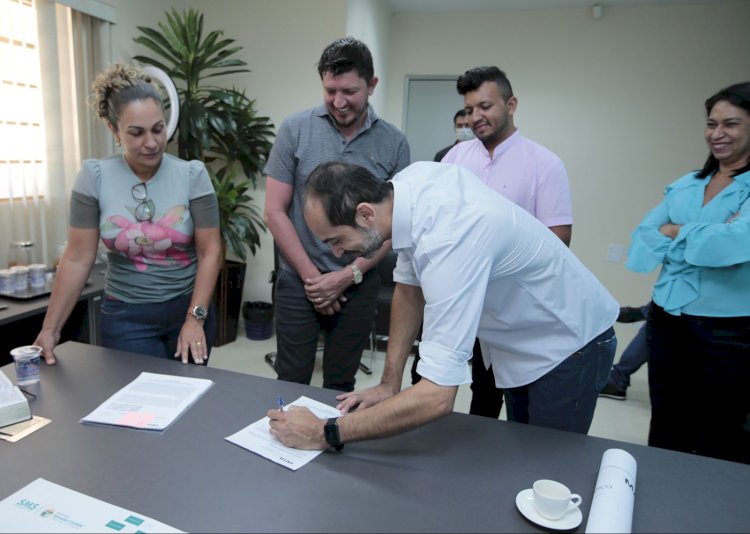 Glaustin assina ordem de serviço para reforma de quadras poliesportivas em Senador Canedo