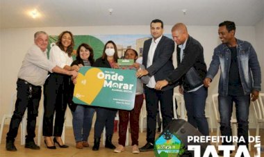 Agehab realiza a entrega de cartões do programa Aluguel Social e escrituras em Jataí