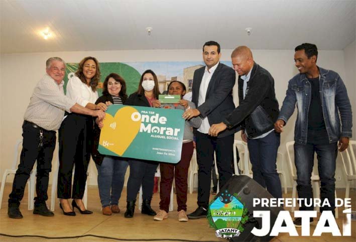 Agehab realiza a entrega de cartões do programa Aluguel Social e escrituras em Jataí