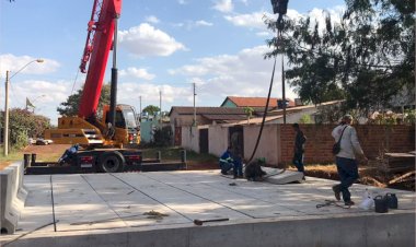 Ponte da rua Bela Vista tem implantação da estrutura concluída