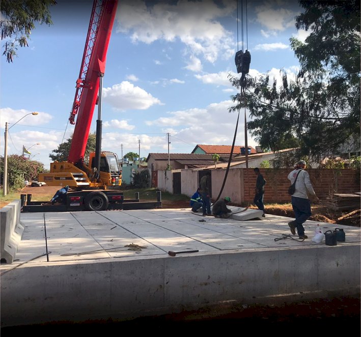 Ponte da rua Bela Vista tem implantação da estrutura concluída