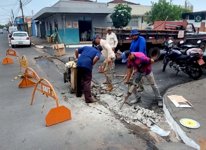 OBRAS: Prefeitura realiza correção de canaletas em novo cruzamento