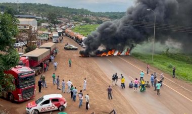Manifestantes caminhoneiros bloqueiam rodovia federal em Jataí
