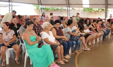 REGULARIZAÇÃO FUNDIÁRIA: Moradores do Setor Jacutinga recebem a escritura dos imóveis