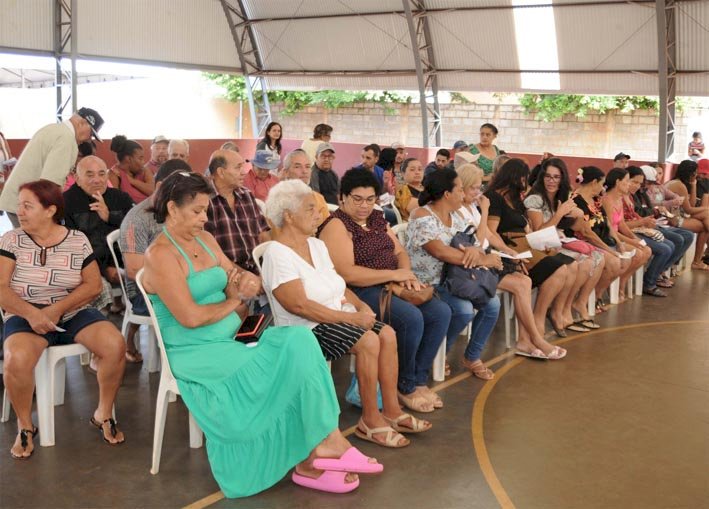REGULARIZAÇÃO FUNDIÁRIA: Moradores do Setor Jacutinga recebem a escritura dos imóveis