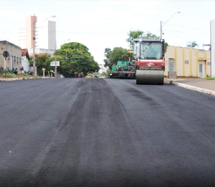 OBRAS: Recapeamento em CBUQ avançam por ruas e avenidas de Jataí