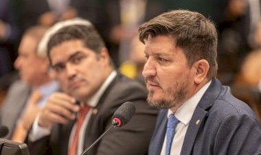 Glaustin protocola requerimento de urgência para votar proposta que autoriza medidas contra a entrada de armas em escolas