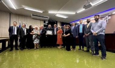Câmara homenageia escritora Maria Eloá em seu centenário e entrega título de cidadão jataiense ao padre Alessandro