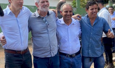 Mecaniza Goiás: Prefeito Humberto Machado recebe em Goiânia caminhão coletor de lixo para áreas rurais de Jataí