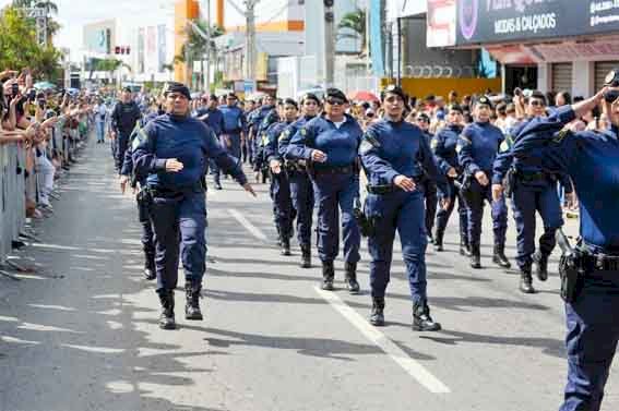 APARECIDA 103 ANOS: Prefeitura realiza desfile cívico com bolo de 103 metros em comemoração ao aniversário da cidade
