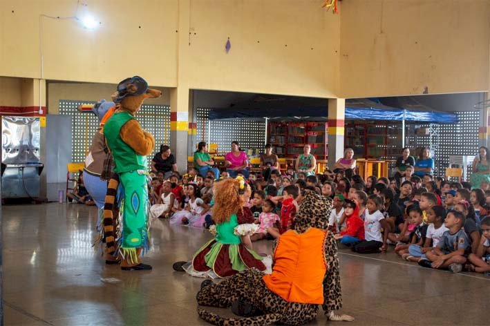 Espetáculos teatrais movimentam escola de Aparecida em celebração aos 30 anos da Associação Vila Alzira