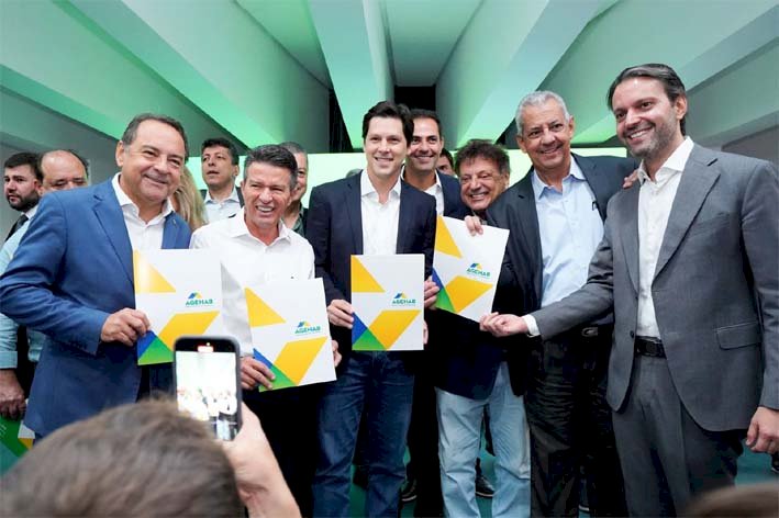 Daniel e Baldy assinam ordens de serviço para construir 3,2 mil casas a custo zero com investimento de R$ 575 milhões
