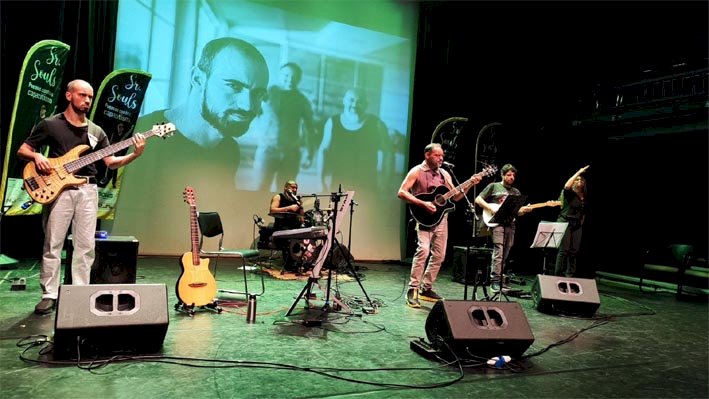 Sr. Souls leva show “Vozes Contra o Capacitismo” à Feira de Antiguidades da Praça Tamandaré