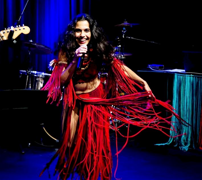 Débora Di Sá apresenta show gratuito no Luau da Liberdade em junho