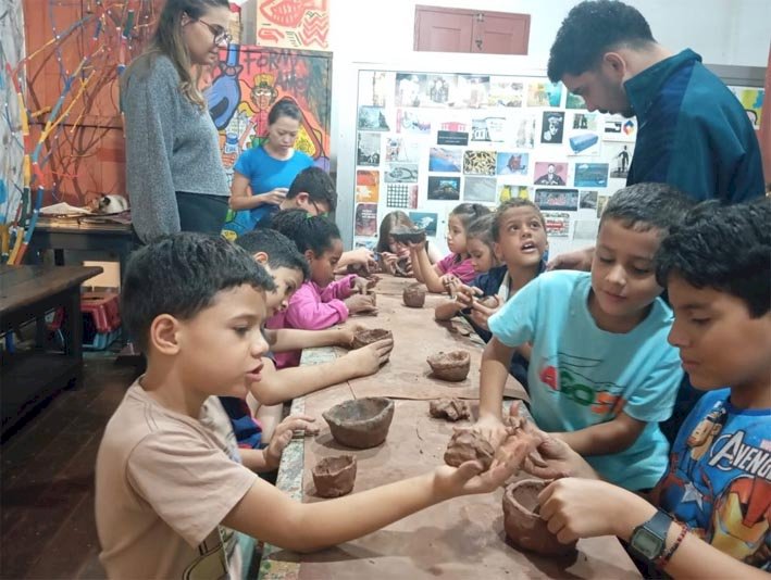 Crianças do Projeto “Criança Faz Arte” exploram cultura indígena em oficina de argila no MAC