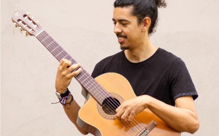 Artista sobe ao palco juntamente com quarteto de cordas para compartilhar músicas