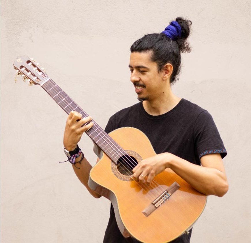 Artista sobe ao palco juntamente com quarteto de cordas para compartilhar músicas